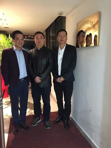 公司總經(jīng)理周建華、湖南分公司總經(jīng)理劉靜波、分公司副總潘智輝為分公司成立揭牌