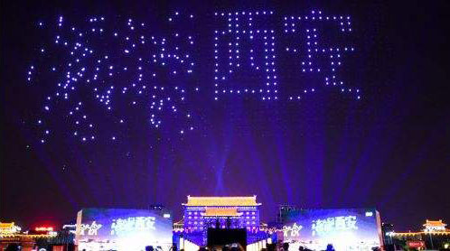西安無(wú)人機(jī)燈光秀表演失誤，或是信號(hào)干擾無(wú)人機(jī)所致
